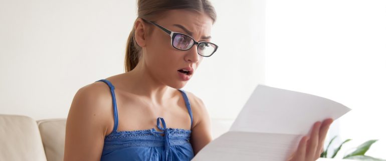 Frau-haelt-brief-in-hand