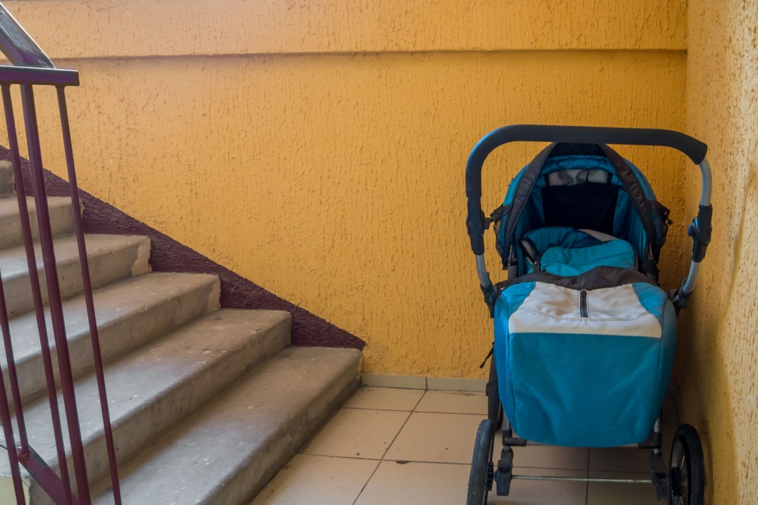 Kinderwagen im Treppenhaus abstellen - was ist erlaubt?