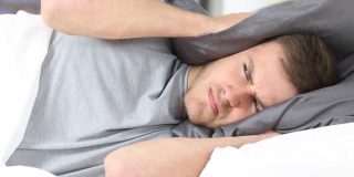 Bett-Kissen-Mann-nicht-schlafen-koennen-Ruhezeiten-Mietshaeuser-Mietrecht